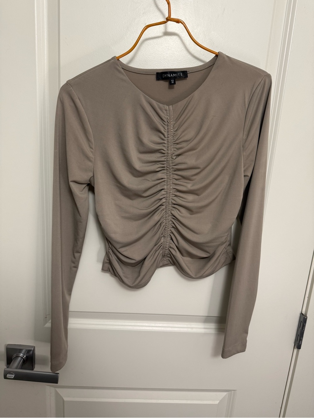 Dynamite Taupe Ruched Long-Sleeve Cropped Top in size S
